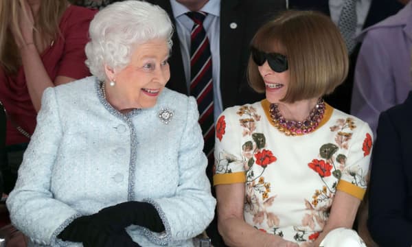 La reine Elizabeth II et Anna Wintour lors de la Fashion Week à Londres, le 20 février 2018