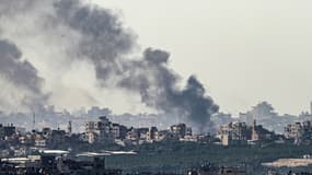 De la fumée s'échappe au-dessus de la bande de Gaza après des frappes israéliennes, le 2 décembre 2023