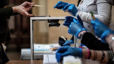 Photo dans un bureau de vote de Lyon le 15 mars, lors du premier tour des élections municipales