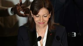 La candidate socialiste Anne Hidalgo s'exprime devant des militants, le 10 avril 2022 à Paris 