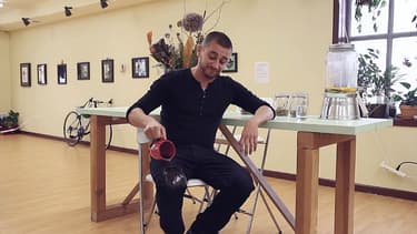 Le café glisse sur la toile du jean comme s'il s'agissait d'une matière plastique et ne pénètre pas dans les fibres.