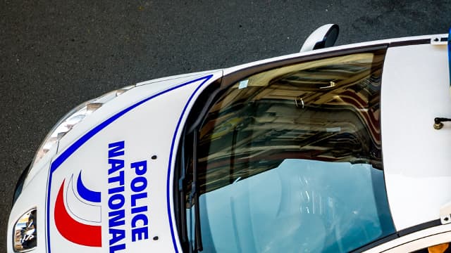 Il a asséné plusieurs coups de pied et de poing à sa victime