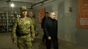 Vladimir Poutine visitant le quartier général de la garde nationale russe dans la région de Lougansk, dans l'est de l'Ukraine, dans une vidéo publiée le 18 avril 2023.