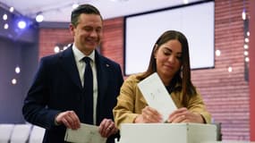 Le leader conservateur Pierre Poilievre et son épouse Anaida Poilievre votent lors des élections fédérales à Ottawa, au Canada, le 28 avril 2025.