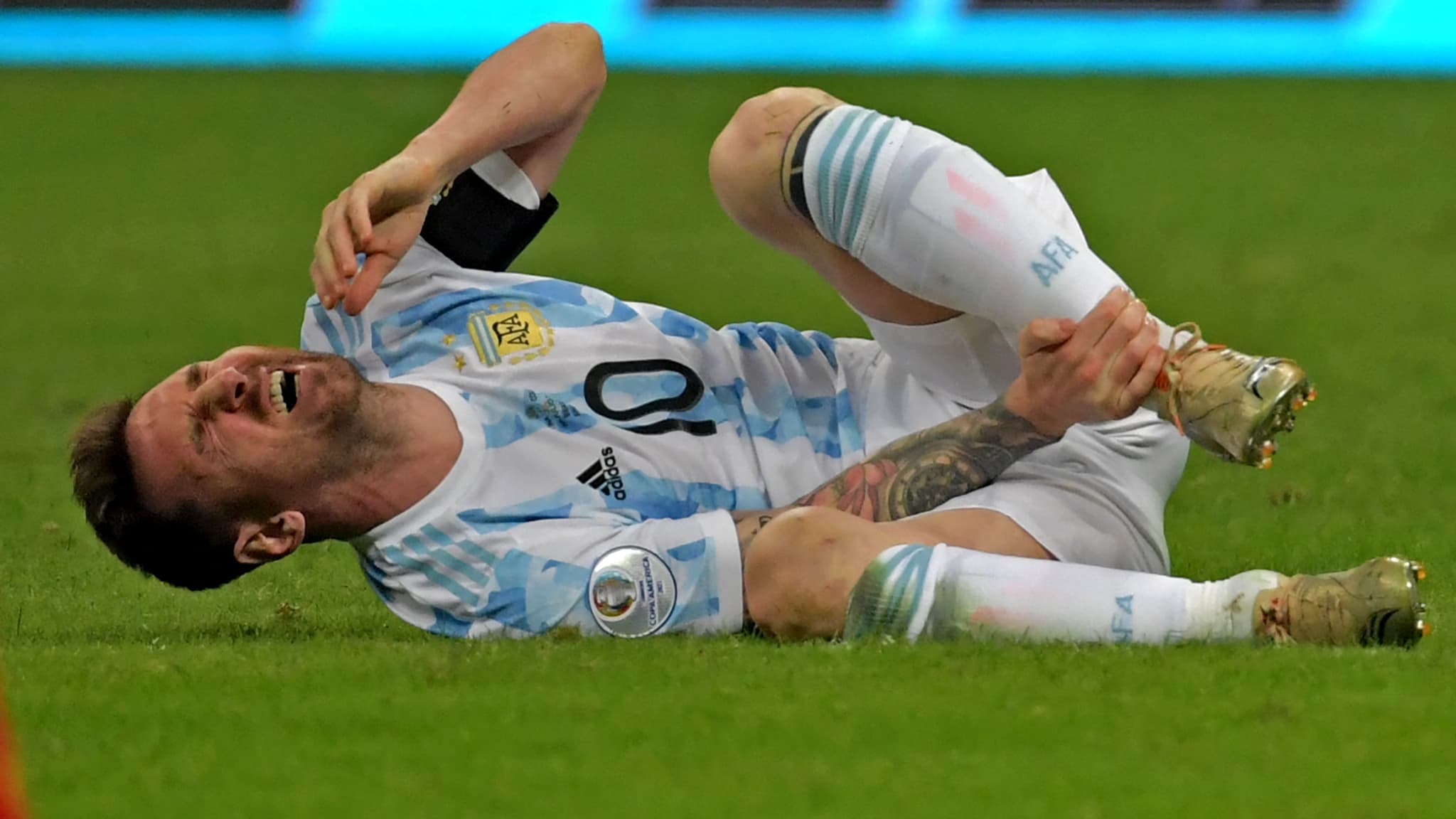 La douleur de Messi après un tacle reçu sur sa cheville gauche face à la Colombie 