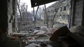 L'intérieur de l'hôpital pour enfants de Marioupol le 9 mars 2022, suite à un bombardement russe. 