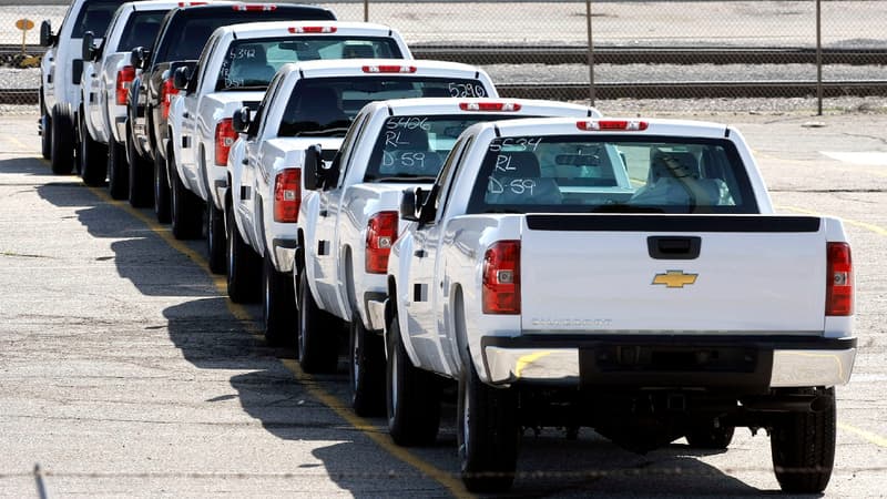 Des pick-up de marque Chevrolet entreposés sur un parking. (image d'illustration) 