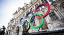 Les anneaux des Jeux olympiques, à Paris le 17 juillet 2020