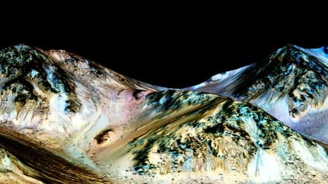 Image fournie par la NASA le 27 septembre 2015, montrant des trainées pouvant avoir été formées par de l'eau coulant sur Mars