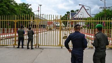 Des policiers cambodgiens à la frontière entre le Cambodge et la Thaïlande dans la ville de Poipet située dans la province de Banteay Mean Chey, le 24 juin 2025.