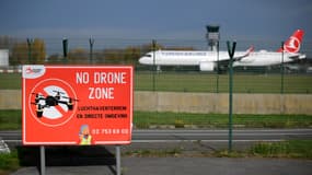 Un panneau "zone interdite au drone", à l'aéroport de Bruxelles, le 5 novembre 2025.