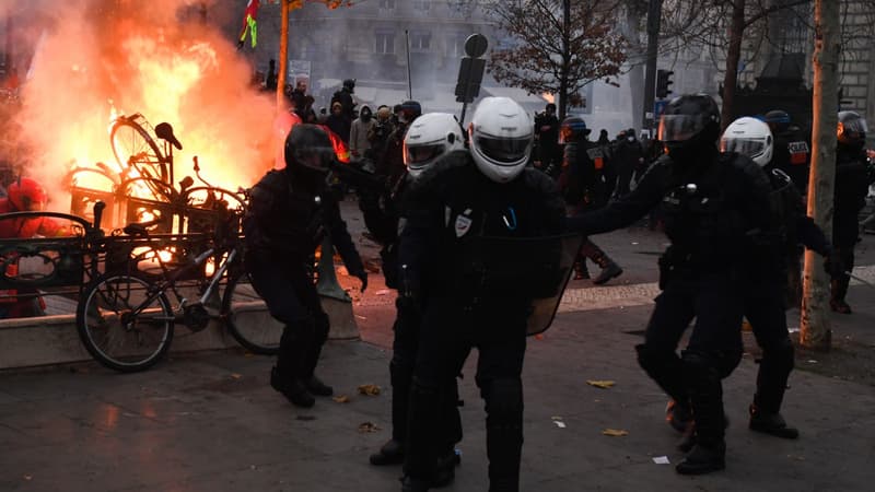 Des policiers de la brigade de la BRAV à Paris, le 5 décembre 2019 (photo d'illustration)