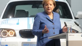Angela Merkel (ici lors d'un discours dans l'usine BMW de Leipzig) fait pression pour retarder les négociations européenes sur les nouvelles normes antipollution, peu favorables aux constructeurs allemands.
