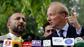 Les deux journalistes français retenus en Afghanistan sont en bonne santé, a déclaré jeudi le ministre français de l'Intérieur Brice Hortefeux lors d'une visite à Kaboul, précisant tenir cette information de son homologue afghan Mohammad Hanif Atmar (à ga