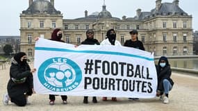 Le collectif des Hijabeuses devant le Sénat, le 26 janvier 2022 à Paris