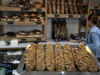 Cette photo prise le 15 novembre 2022 montre du pain présenté à la boulangerie biologique Racynes à Boulogne-Billancourt, en banlieue parisienne.