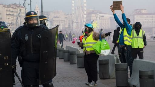 Des gilets jaunes et des policiers à Marseille ce samedi - Image d'illustration