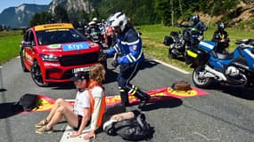 Des militants sur la route du Tour lors de la 10e étape