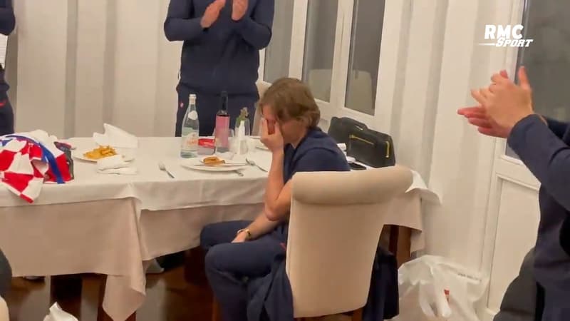 Croatie : Les larmes de Modric, fêté par ses coéquipiers pour sa 135e sélection