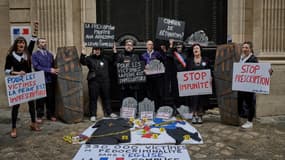 Des militants manifestent devant le ministère de l'Education nationale le 10 mars 2025 à Paris. 