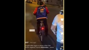 Devin Booker en vélo à la sortie d'une boîte de nuit, à Paris, le 11/08/2024
