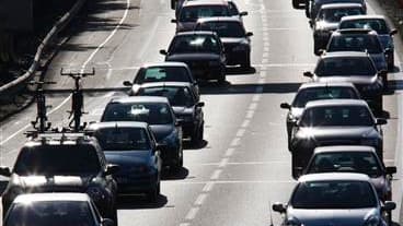 Les départs en vacances ont provoqué des centaines de kilomètres de bouchons et ralentissements sur les routes françaises. /Photo d'archives/REUTERS/Régis Duvignau