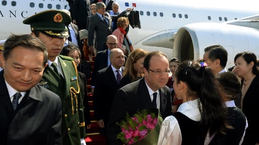 François Hollande et plusieurs de ses ministres accueillis à leur arrivée à Pékin, jeudi 25 avril,
