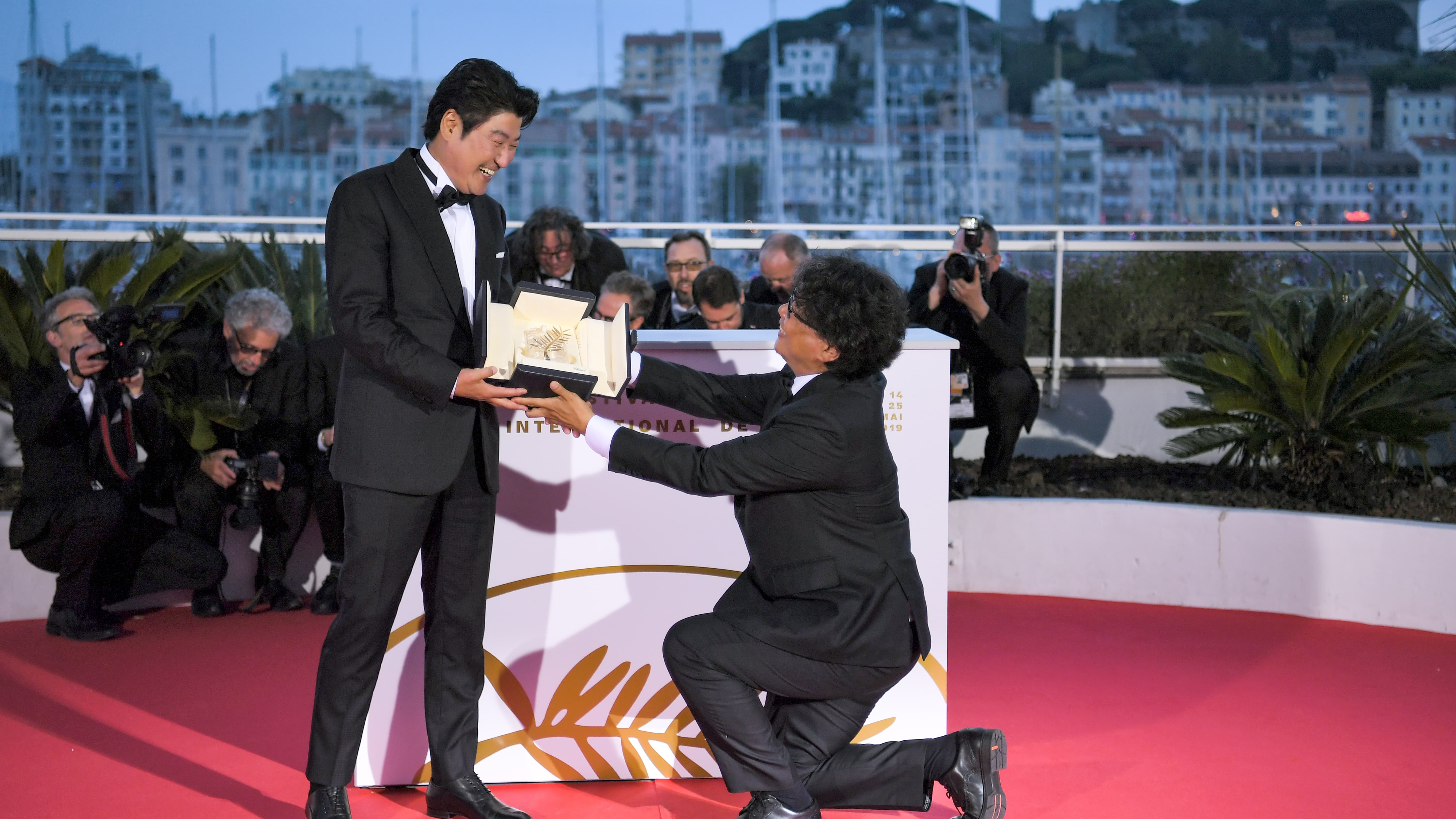 Song Kang-ho et Bong Joon-ho à Cannes en mai 2019 Song Kang-ho et Bong Joon-ho à Cannes en mai 2019