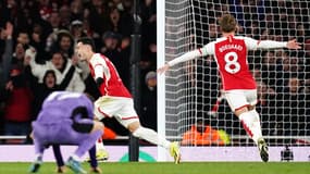 Gabriel Martinelli célèbre avec Martin Odegaard le deuxième but d'Arsenal, le 4 février 2024, à Stamford Bridge. 