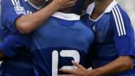 Gignac, félicité par Patrice Evra (de dos) et Julien Escudé, après son but qui a libéré les Bleus hier aux Îles Féroé (1-0).