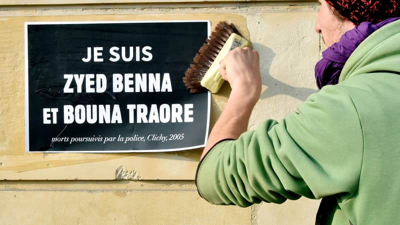 Un homme colle une affiche de soutien le 18 mars 2015 à Rennes