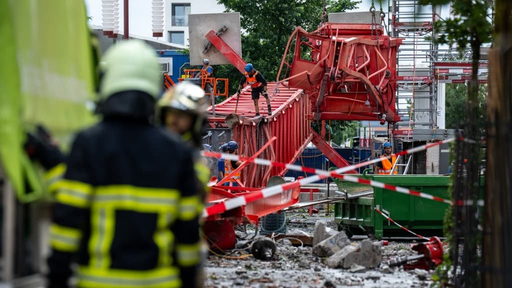 Des dégâts dans une rue de La Chaux-de-Fonds, en Suisse, après le passgae d'une tempête le 24 juillet 2023 