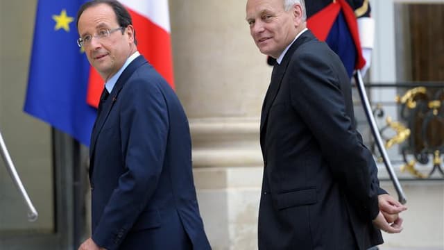 La proportion de personnes approuvant l'action de François Hollande recule de neuf points par rapport à juillet à 47% et Jean-Marc Ayrault perd, lui, sept points à 56%, selon le tableau de bord Ifop-Paris Match diffusé mardi. /Photo prise le 26 juin 2012/