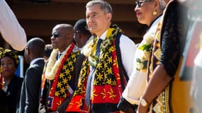 Le ministre de l'Intérieur Gérald Darmanin et le maire de Mamoudzou, Ambdilwahedou Soumaila (3e g), le 24 juin 2023 sur l'île de Mayotte.