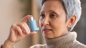 Une femme tenant un inhalateur pour l'asthme. (photo d'illustration)