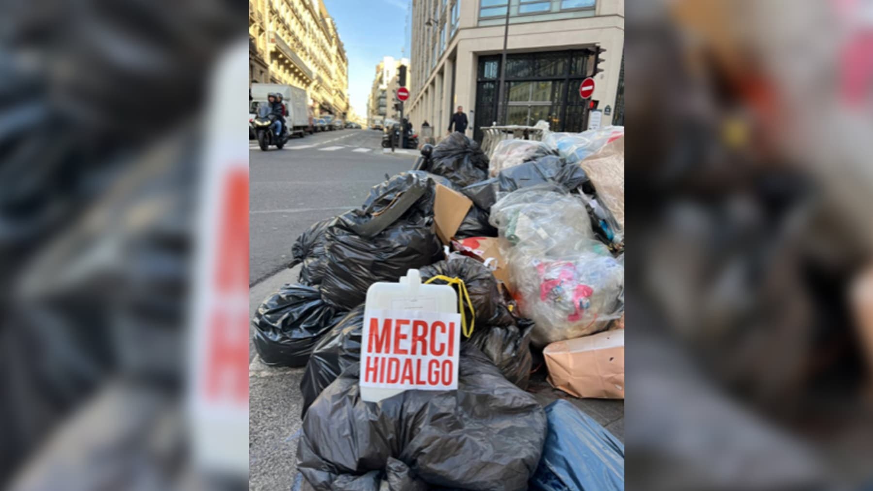 Des stickers "Merci Hidalgo" ont été collés sur les poubelles à Paris. Des stickers "Merci Hidalgo" ont été collés sur les poubelles à Paris.