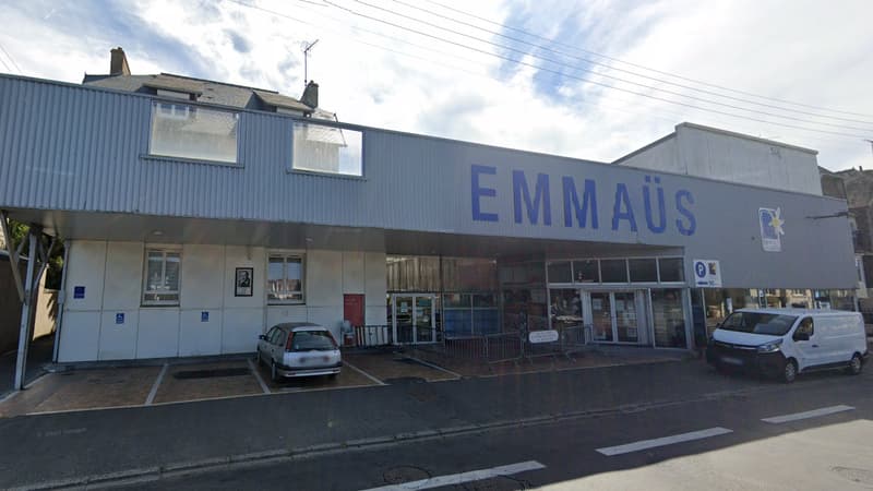 Une boutique Emmaüs rue du Dr Eugène Rahuel, à Saint-Brieuc, dans les Côtes-d'Armor, en avril 2022