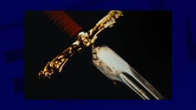 L'épée est sertie d'une pierre précieuse, une spinelle rouge de 6,23 carats.
