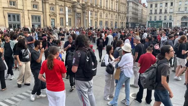 Une centaine de personnes participent au rassemblement en hommage à Nahel à Lyon.