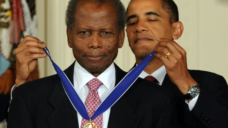 Sur cette photo datée du 12 août 2009, le président américain de l'époque Barack Obama remet à l'acteur Sidney Poitier la médaille de la liberté.