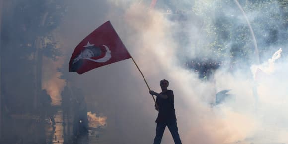 Un manifestant brandissant un drapeau turc. Un manifestant brandissant un drapeau turc.