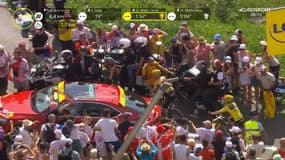 Jonas Vingegaard bloqué par une moto lors de la 17e étape du Tour de France, le 19/07/2023