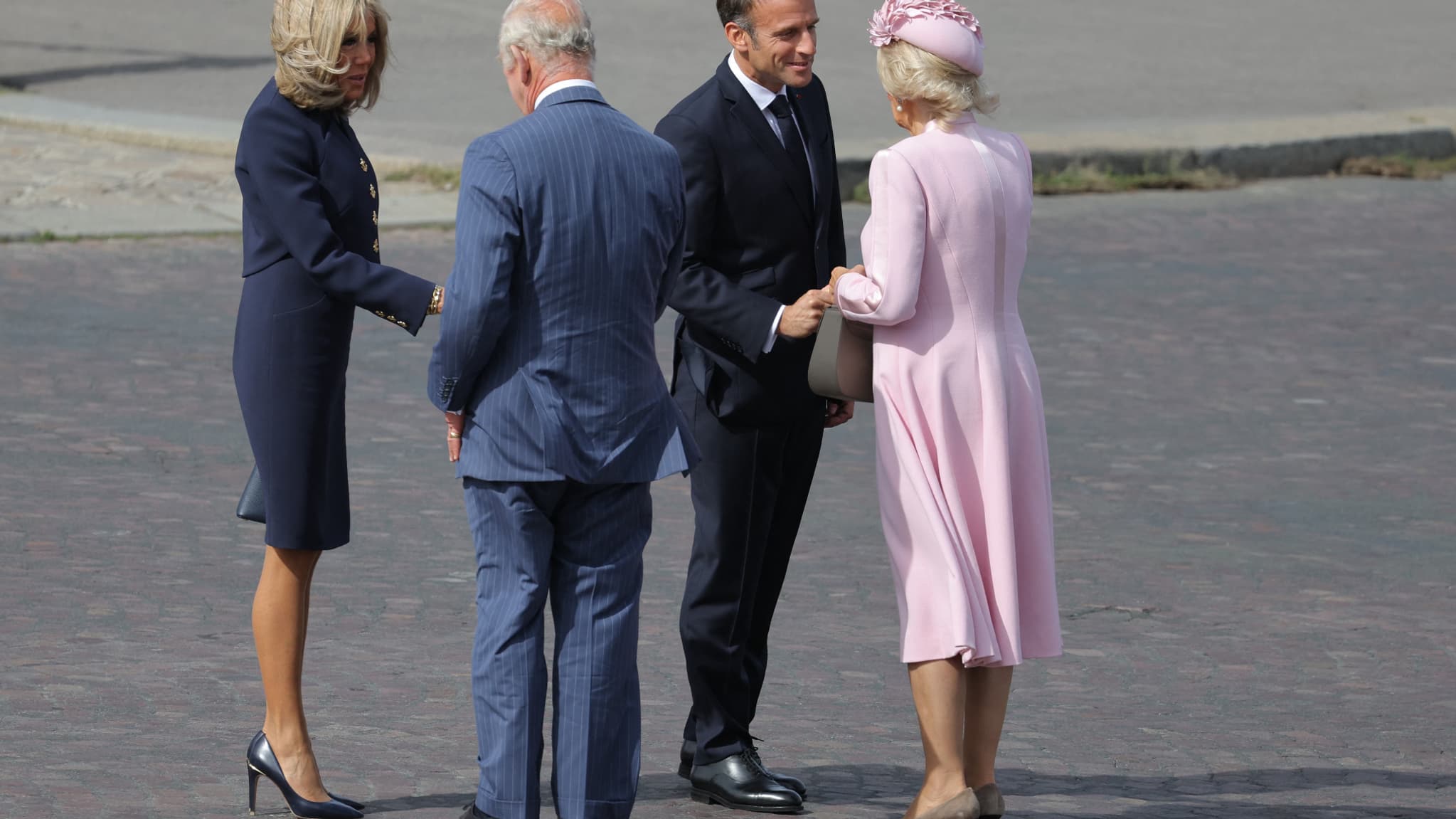 Emmanuel et Brigitte Macron ont accueilli le roi de Grande-Bretagne Charles III (2e à gauche) et la reine Camilla pour une cérémonie officielle de bienvenue à l'Arc de Triomphe à Paris, le 20 septembre 2023. 