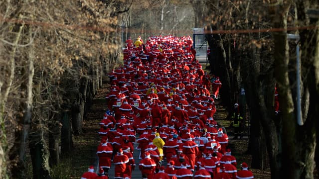 Si le Père Noël bénéficie de l’aide de ses précieux lutins, Amazon a dû utiliser des moyens humains pour atteindre ce niveau de livraison.