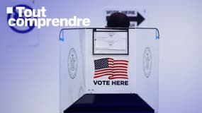 Un électeur dépose son bulletin dans un bureau de vote à Hudson Yards pendant le premier jour des élections anticipées à New York le 26 octobre 2024.