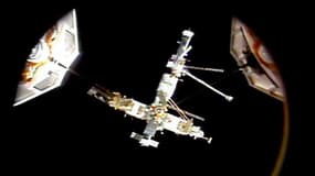 Vue de la station Mir le 27 septembre 1997, lancée en 1986 et désintégrée en 2001 après son abandon par les Russes.