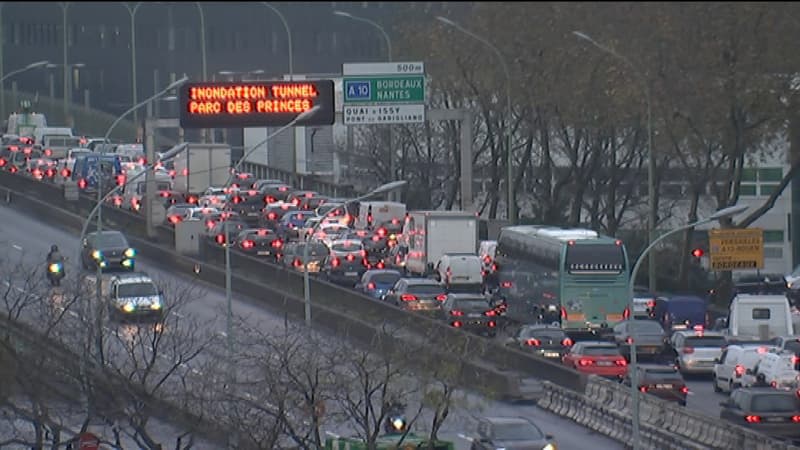 Le périphérique parisien est bloqué en raison d'une inondation mardi