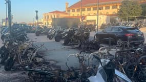 Des deux roues ont été incendiés sur le parking du parvis de la gare Saint-Charles à Marseille. Un homme a été interpellé dans la foulée des faits.  