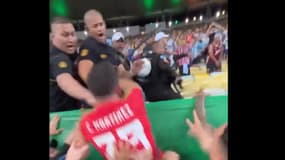 Emiliano Martinez s'en prend aux policiers lors du match Brésil-Argentine (0-1, qualifs Coupe du monde 2026), le 21 novembre 2023
