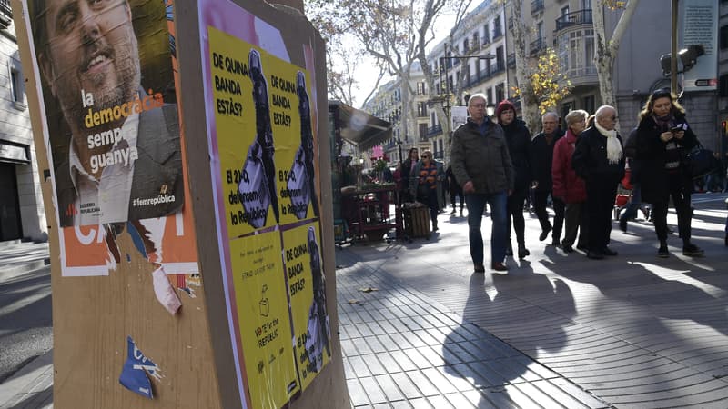 Des affiches électorales dans les rues de Barcelone, le 19 décembre, avant les régionales de ce jeudi 21.
